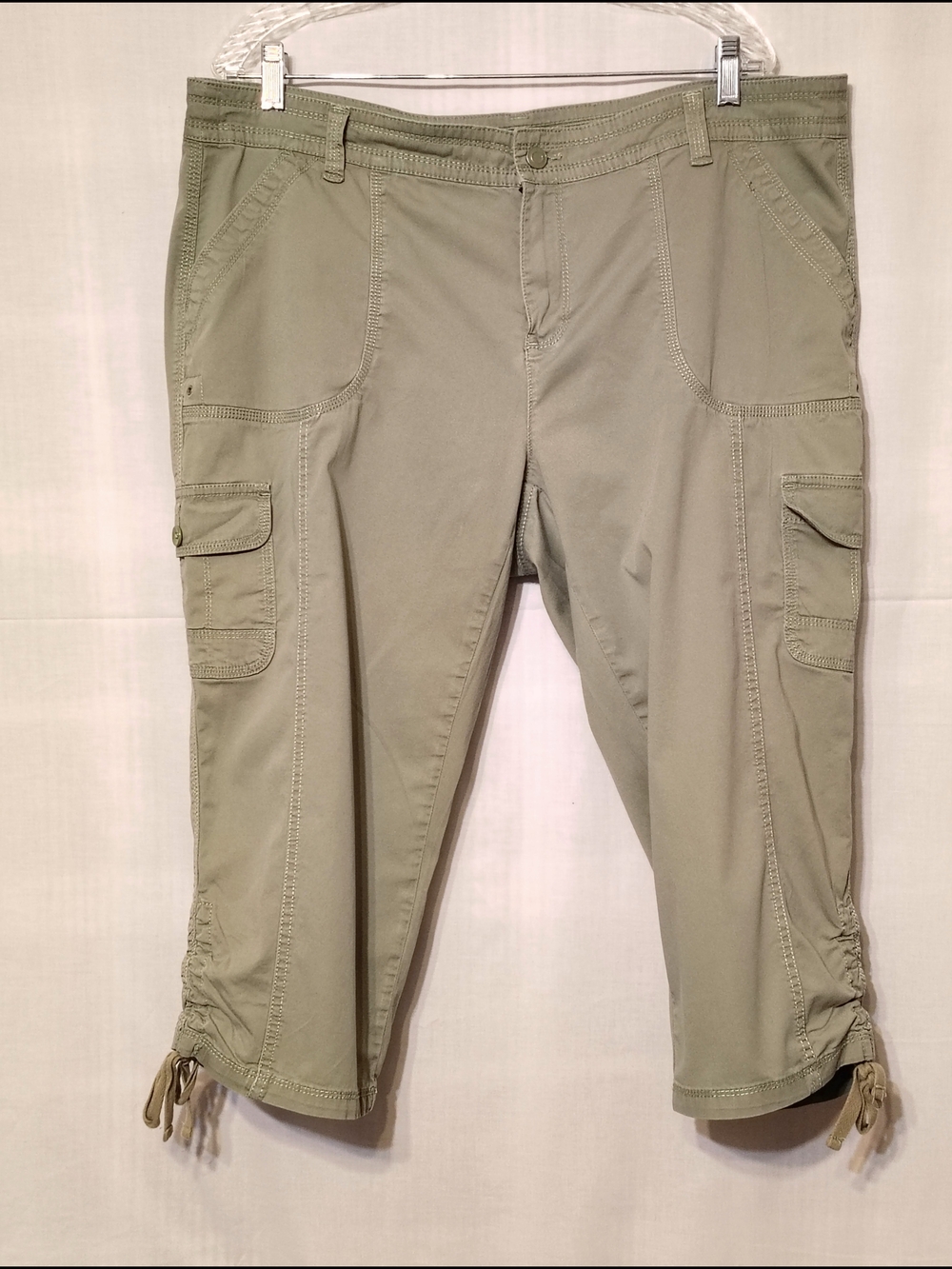 Size 18 Women's Olive Green Cargo Capri Pants